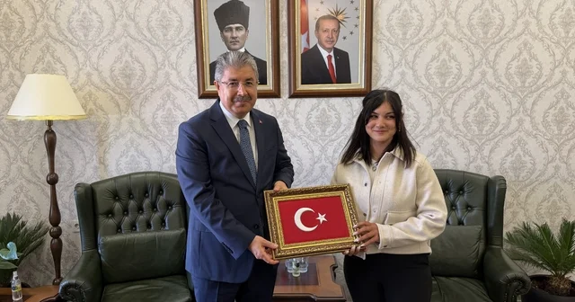 Eskişehir de yerden Türk bayrağını alan kuryeye Vali Yılmaz dan hediye Eskişehir Haberleri Habertürk Yerel Haberler