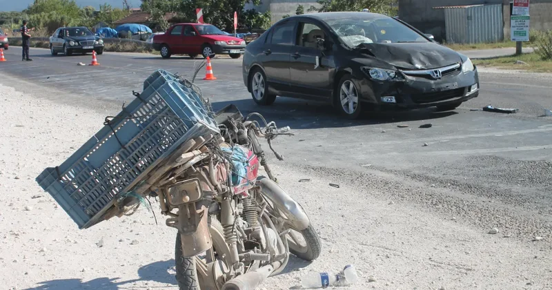 Balıkesir de otomobil ile çarpışan motosikletin sürücüsü hayatını kaybetti