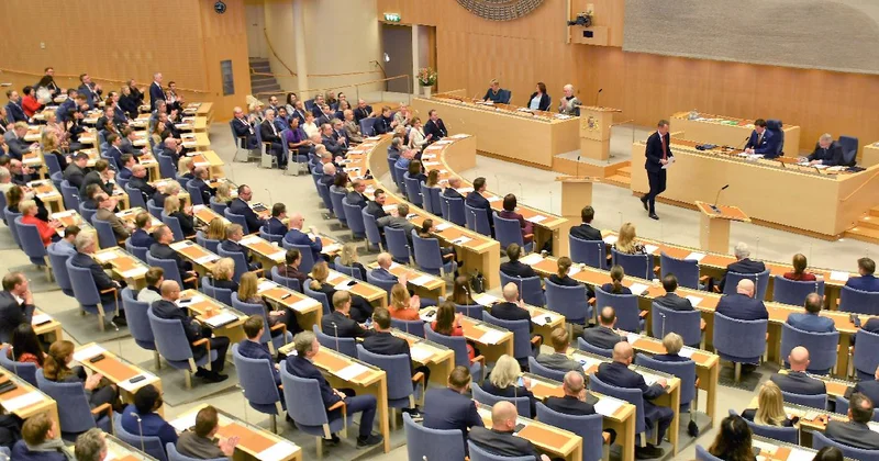İsveç teki genel seçimde parlamentoda 3 sandalye farkla sol blok önde