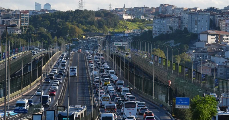 Okullar açıldı, İstanbul da sabah trafiği yoğunlaştı