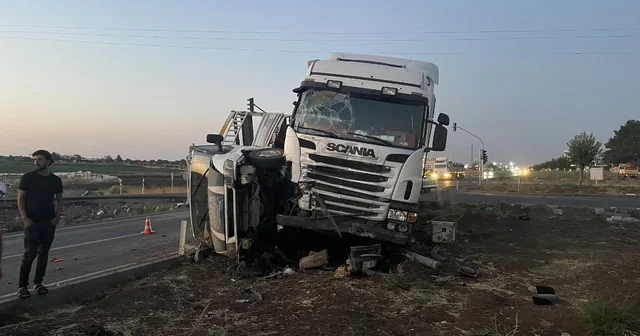 Şanlıurfa da tırla kamyonetin çarpışması sonucu 3 kişi yaralandı Şanlıurfa Haberleri Habertürk Yerel Haberler
