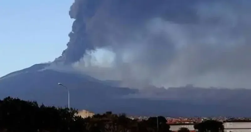 Etna Yanardağı nın kül püskürtmesi nedeniyle Katanya Havalimanı uçuşlara kapatıldı