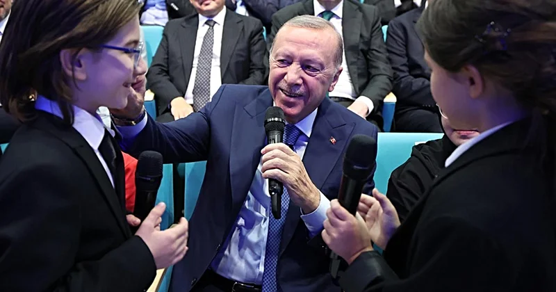 Okulların ilk gününde renkli anlar! Cumhurbaşkanı Erdoğan öğrencilerle türkü söyledi