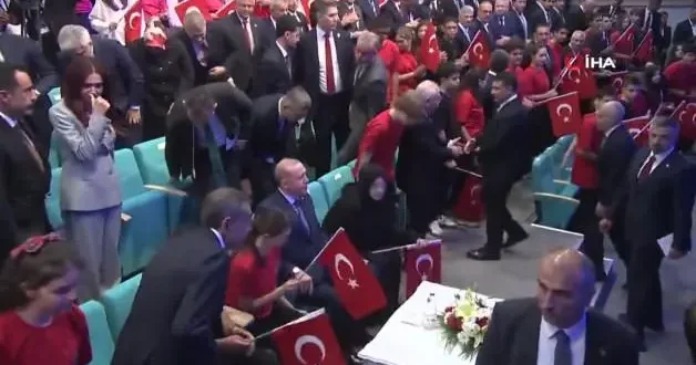 Cumhurbaşkanı Erdoğan, Çayeli nden Öteye türküsünü söyledi