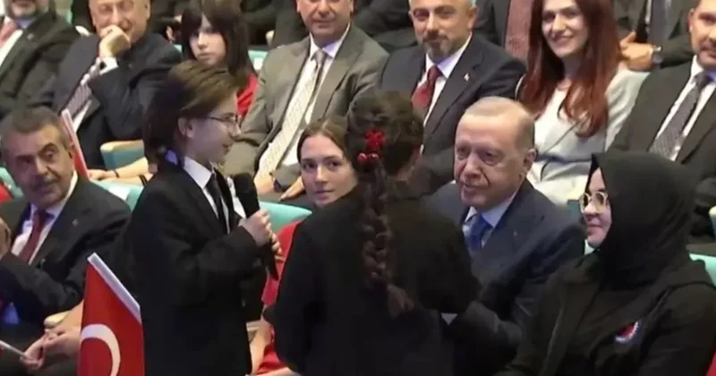 Başkan Erdoğan çocuklarla birlikte türkü söyledi! Yeni eğitim öğretim yılı açılış töreninde içleri ısıtan anlar