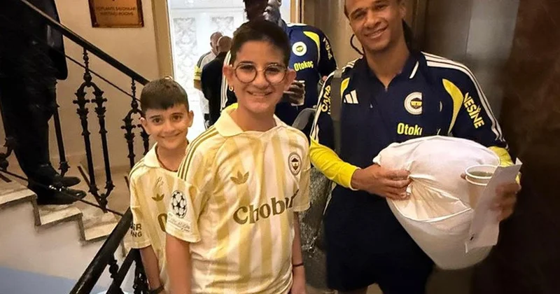 Nathan Ake nin elindeki yastığın hikayesi ortaya çıktı