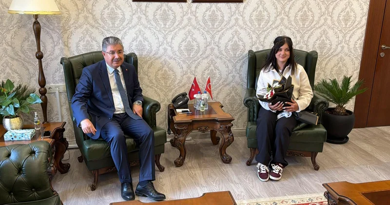 Eskişehir de motokuryenin bayrak hassasiyeti valiyi duygulandırdı