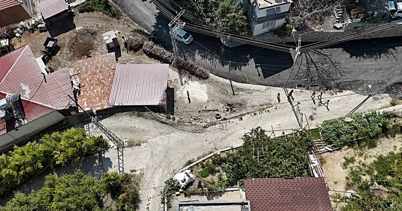 Antakya da kaza yokuşunda 3 ayda 2 araç bahçeye uçtu, mahalleli istinat duvarı istiyor