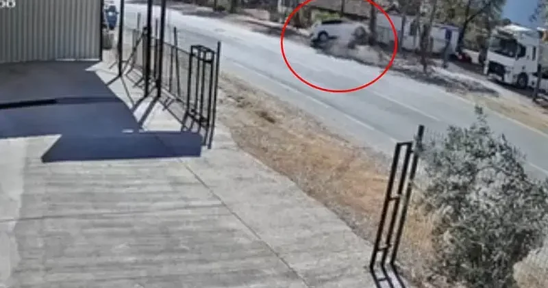 Kaldırıma çarpıp ters dönen otomobildeki baba oğul yaralandı