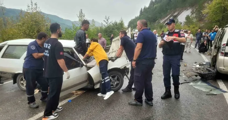 İki aracın çarpıştığı kazada 7 kişi yaralandı, aracın ön camına sıkışan vatandaşı itfaiye kurtardı