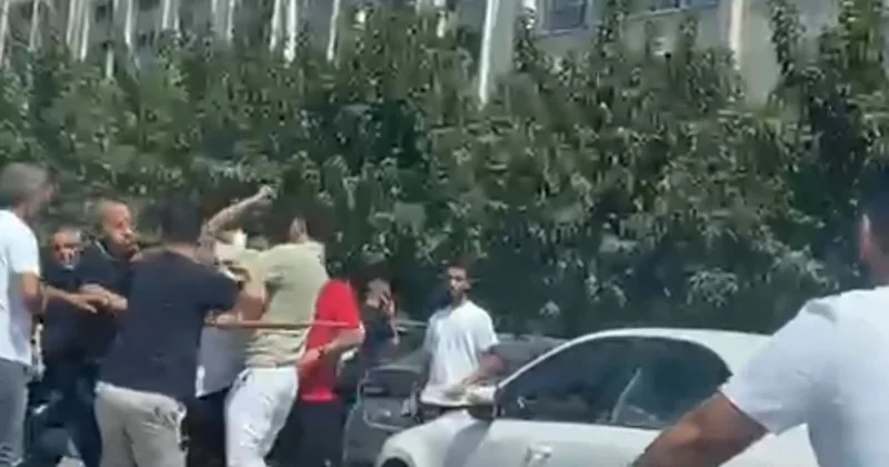 Sokak bir anda karıştı: Ellerine ne geçerse saldırdılar