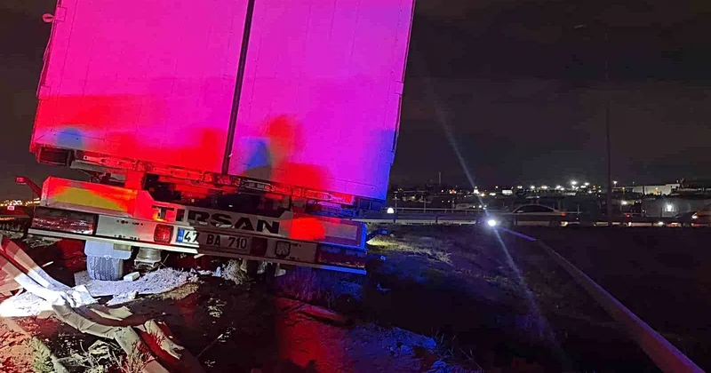 Gebze de virajı alamayan tır bariyerleri aştı, şoför kayıplara karıştı