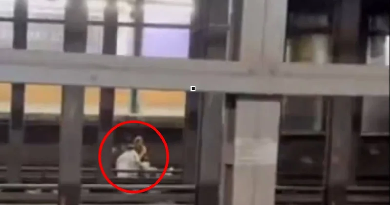 Dünya bu gizemli ölümü konuşuyor: Rayların üzerine oturup treni beklediler Sözcü Gazetesi