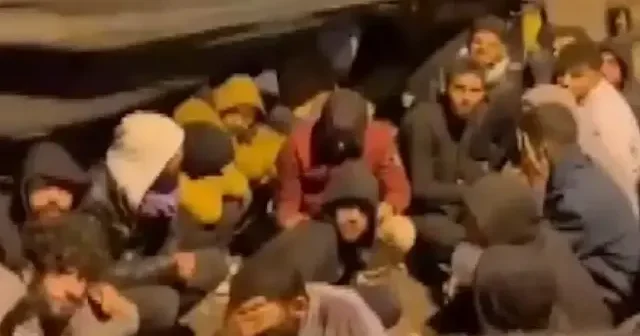 TIR dorsesinde insan kaçakçılığı: 28 Düzensiz göçmen yakalandı VİDEO İZLE