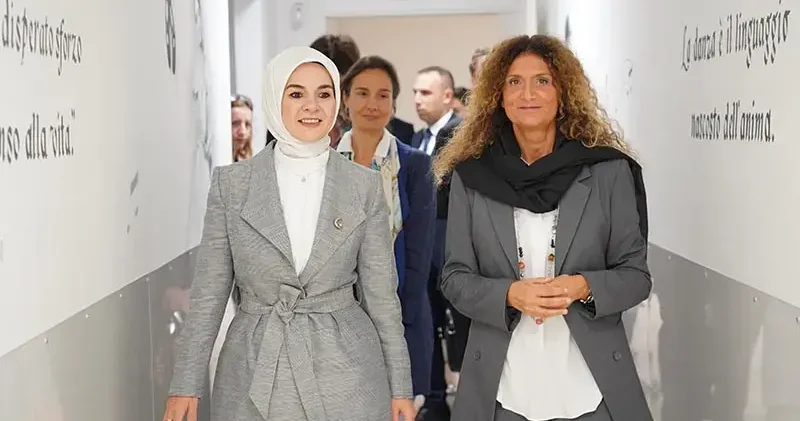Bakan Göktaş tan Roma da engelli çocukların sanat eğitimi aldığı merkeze ziyaret