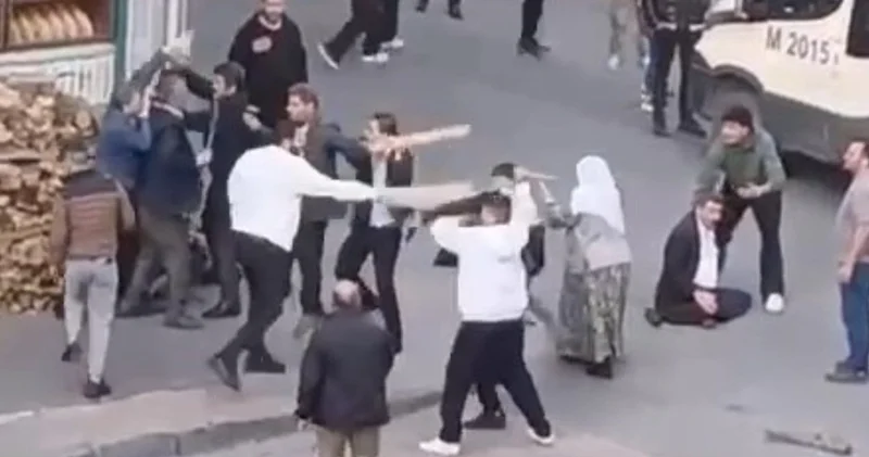 Sokak savaş alanına döndü: Fırının önündeki odunları kapıp birbirlerine girdiler