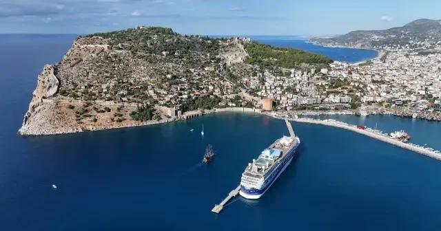 İngilizler Türkiye ye akın etti: Dev kruvaziyer 1739 yolcusuyla Alanya Limanı nda VİDEO İZLE