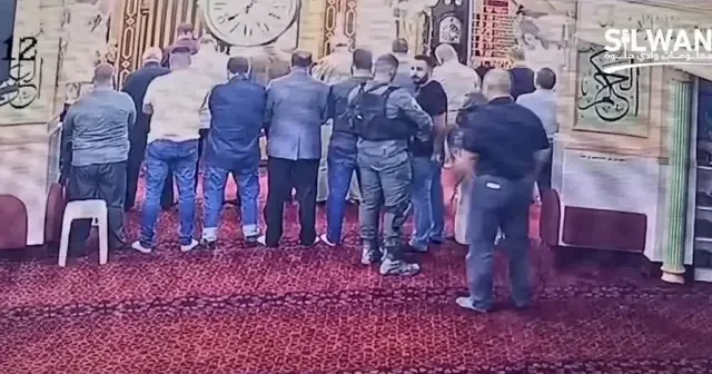 İsrail polisi Kudüs’teki El Hicre Camii’ne ayakkabılarla girerek namazdakilere kimlik sorgusu yaptı VİDEO İZLE