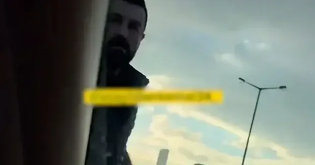 Trafikte magandalar yol kesip ‘Mermi atarız’ diye tehditler savurdu VİDEO İZLE