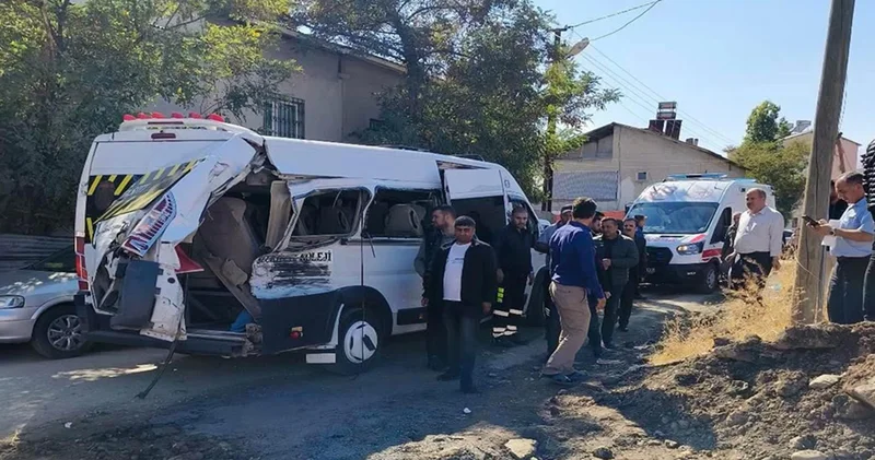 Yolcu treni okul servisine çarptı; 17 öğrenci yaralandı