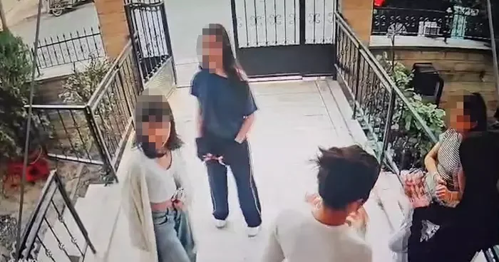 Akran zorbalığının böylesi! 5 kız çocuğu ellerinde bıçakla kapıya dayandı... Hayati tehlikesi olduğu için okula gönderemiyorum