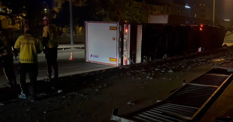 Eskişehir Ankara karayolunda TIR devrildi