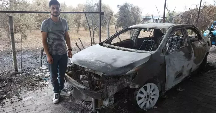 Otluk alanda çıkıp samanlığa sıçrayan yangında, tarım aletleri ve otomobilleri yanan depremzede ailenin emekleri kül oldu