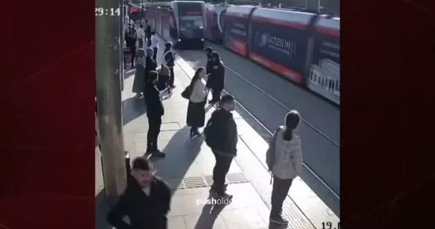 Kayseri’de kulaklıklı genç kız tramvaydan son anda kurtarıldı