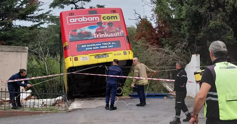 İstanbul da faciadan dönüldü! Freni boşalan İETT otobüsü kaza yaptı
