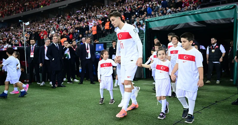 Filistinli çocuklar, milli futbolcularla birlikte seremoniye çıktı
