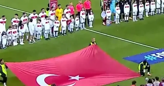 Milli takım stadyuma Gazzeli çocuklarla çıktı VİDEO İZLE