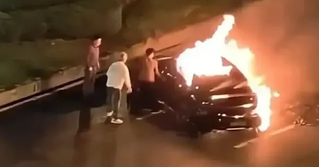 Çin de yaşanan kaza Xiaomi nin elektrikli aracını hedefe koydu: Kapılar açılmadı sürücü içeride can verdi VİDEO İZLE