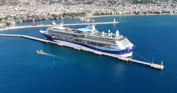 Lüks kruvaziyer Alanya’ya demir attı! Görenleri büyüledi