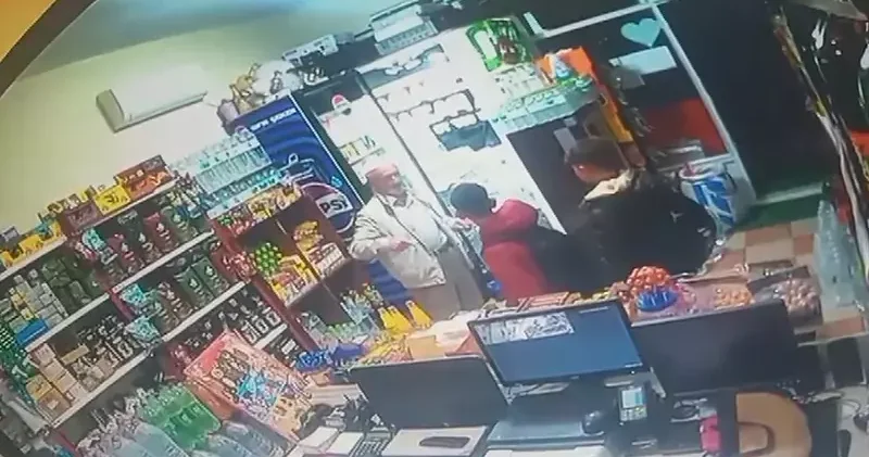 Pendik te markette cep telefonu hırsızlığı kamerada
