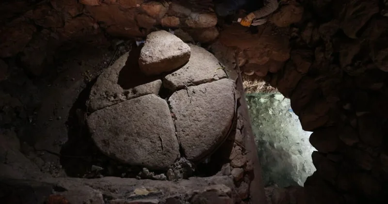 Mardin de tarihi değirmen temizlenirken yaklaşık 1500 yıllık mozaik bulundu