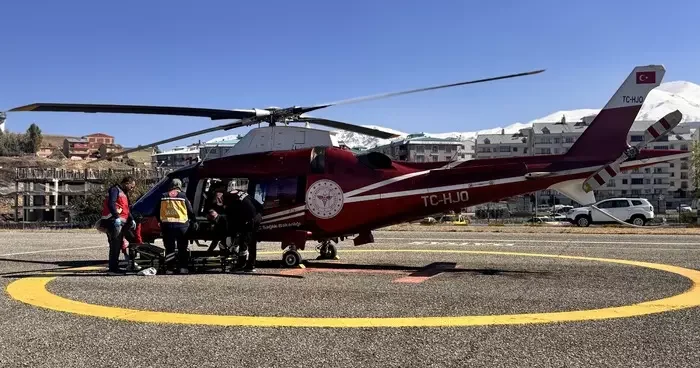 Hamile kadın ile kalp krizi geçiren hasta ambulans helikopterle hastaneye yetiştirildi
