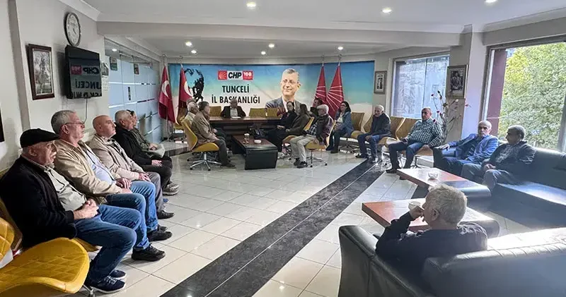 Tunceli’de CHP yönetimi kendilerini partiye kilitleyip, nöbet başlattı