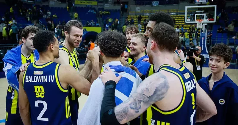 Fenerbahçe taraftarı parkede takımlarını yalnız bırakmıyor