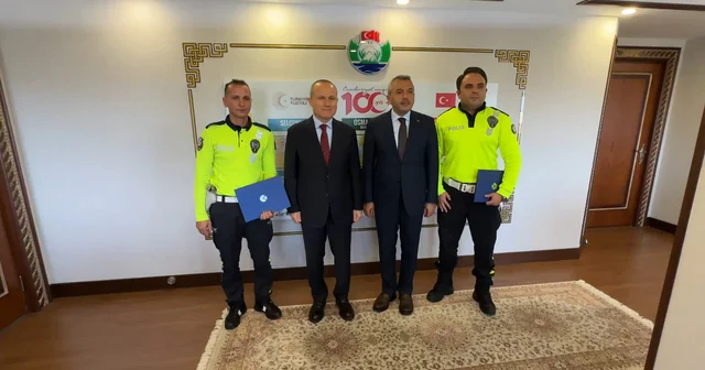 Tünelde arızalanan beton mikserini, Cumhurbaşkanı konvoyunun geçişi öncesi fark edip önlem alan polislere ödül Rize Haberleri