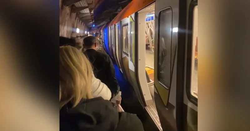 Metro seferi durdu, inip yürüdüler Son dakika haberleri