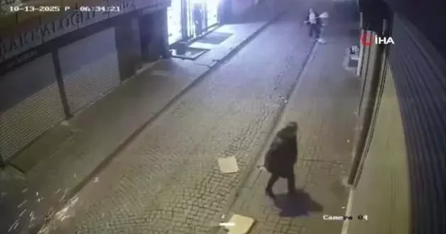 Hız yapan motosikletliyi durdurmaya çalıştı, yaşlı adamı böyle darp etti