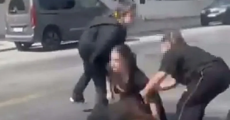 Sokak ortasında akran zorbalığı: Saçından tuttu, yerlerde sürükledi!