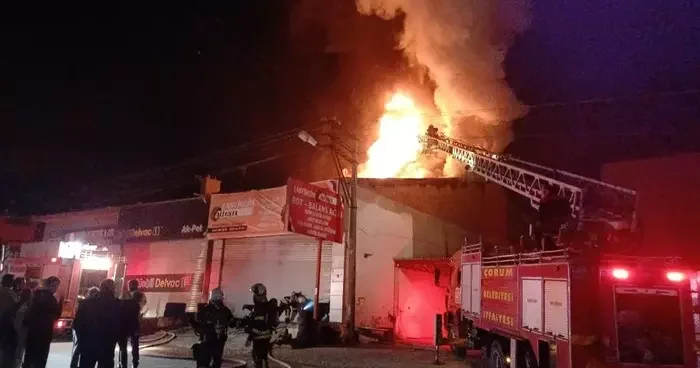 Çorum’da lastik tamirhanesinde yangınına itfaiye müdahale etti