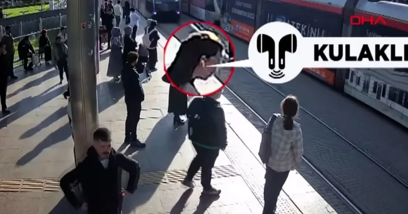 Az daha tramvayın altında kalacaktı! Kulaklık az daha canından ediyordu Sözcü Gazetesi