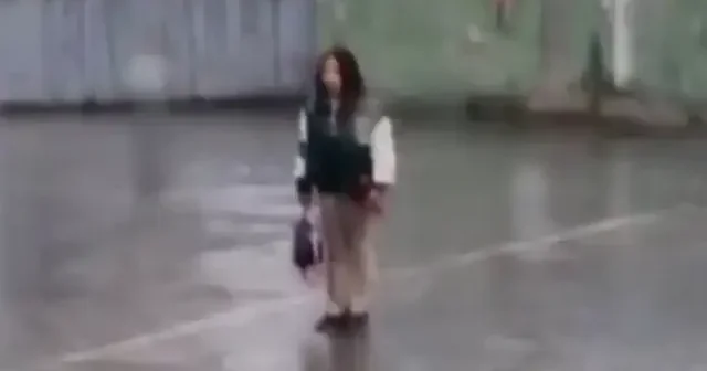Iğdır da bir öğrenci sağanakta tek başına İstiklal Marşı’nı okudu VİDEO İZLE