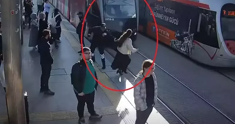 Tramvayın altın kalmaktan güvenlik görevlisi kurtardı; o anlar kamerada