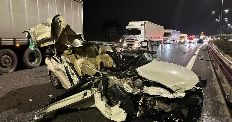 Kuzey Marmara Otoyolu nda otomobil kamyonete çarptı: 3 yaralı