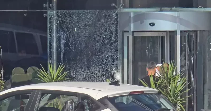 Ataşehir de motosikletli saldırganlar oto galeriyi kurşunladı: 2 yaralı