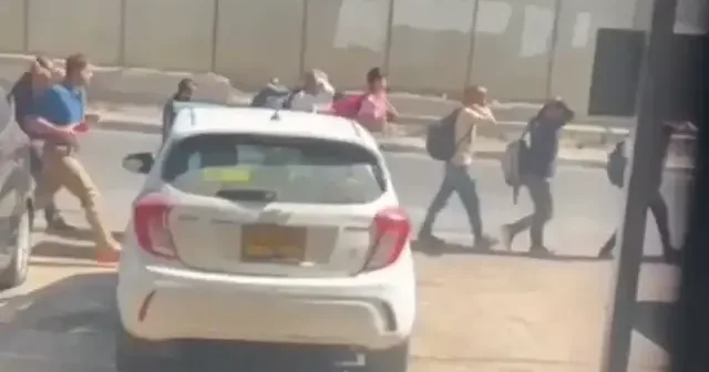 İşgalci İsrail güçleri Kudüs te Filistinli gençleri zorla gözaltına aldı VİDEO İZLE