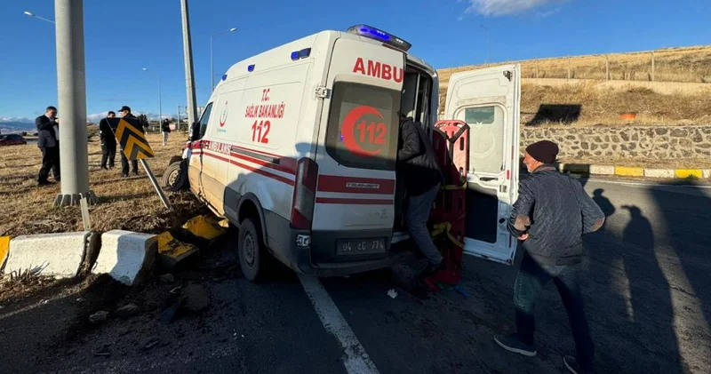Ağrı da ambulans ile kamyonet çarpıştı: 2 si ağır 7 yaralı